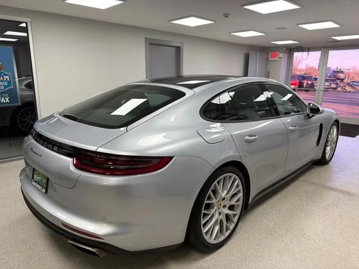 2018 Porsche Panamera 4