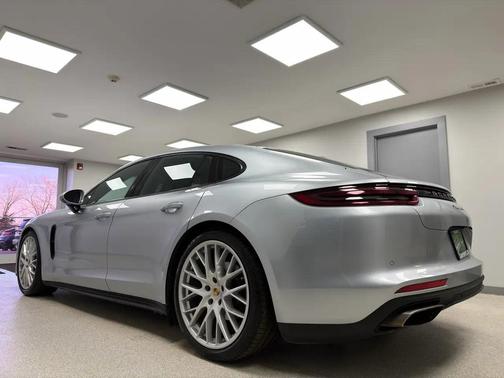 2018 Porsche Panamera 4