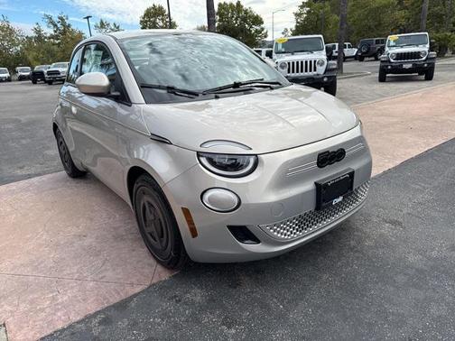 2025 FIAT 500e Giorgio Armani FWD