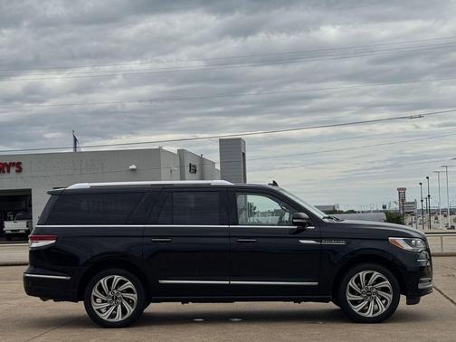 Black Metallic 2022 Lincoln Navigator Reserve