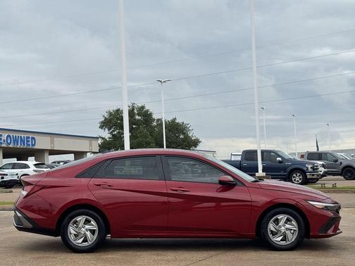 Ultimate Red 2025 Hyundai ELANTRA SE