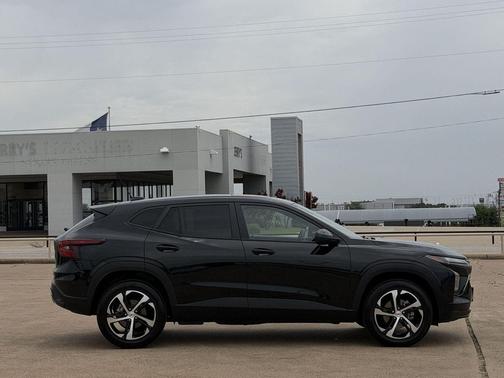 Mosaic Black Metallic 2024 Chevrolet Trax 1RS