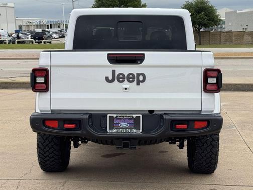 Bright White Clearcoat 2026 Jeep Gladiator Rubicon