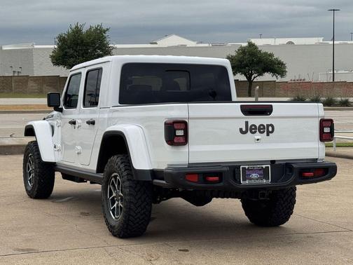 Bright White Clearcoat 2026 Jeep Gladiator Rubicon