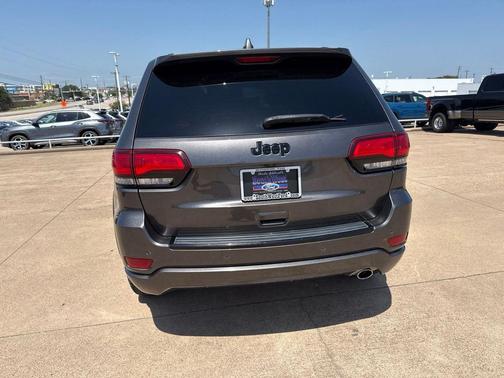 Granite Crystal Metallic Clearcoat 2018 Jeep Grand Cherokee Altitude