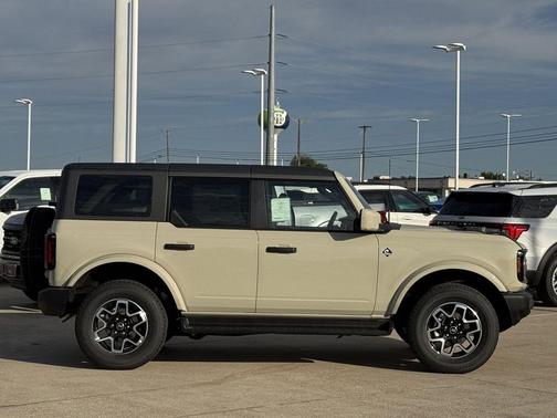 DESERT SAND 2026 Ford Bronco Outer Banks