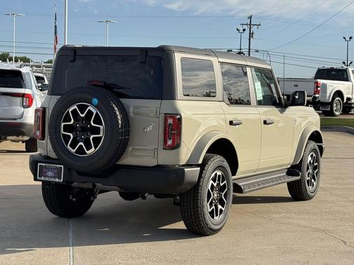 DESERT SAND 2026 Ford Bronco Outer Banks