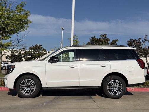 Star White Metallic Tri-Coat 2026 Ford Expedition Active