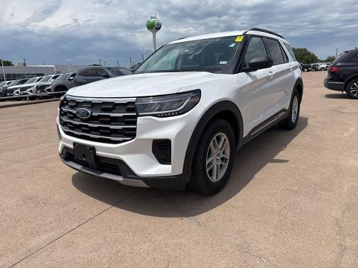 White Metallic 2025 Ford Explorer Active