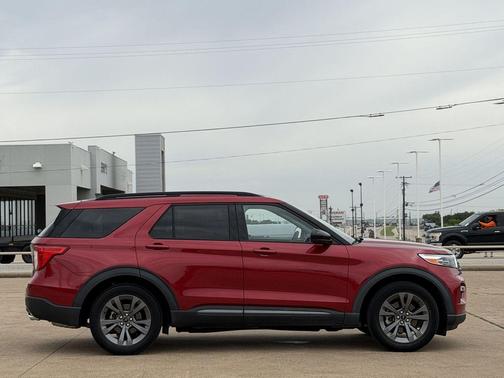 Rapid Red Metallic Tinted Clearcoat 2022 Ford Explorer XLT
