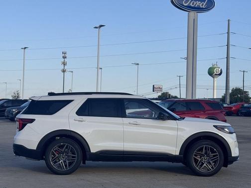 Star White Metallic Tri-Coat 2026 Ford Explorer ST