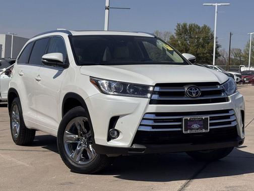 White 2019 Toyota Highlander Limited Platinum