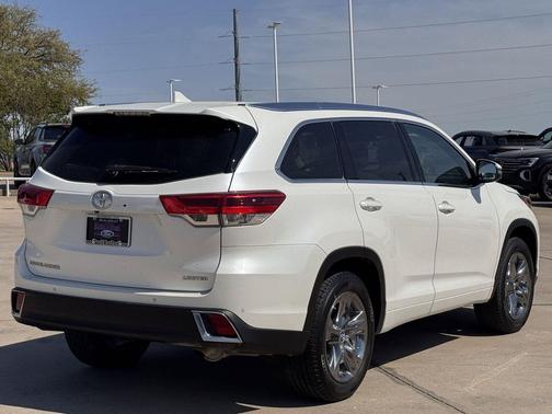 White 2019 Toyota Highlander Limited Platinum