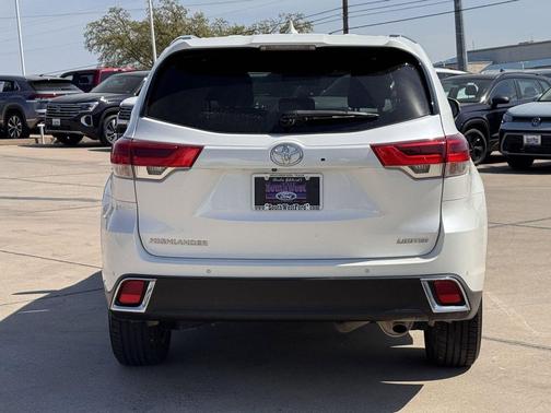 White 2019 Toyota Highlander Limited Platinum