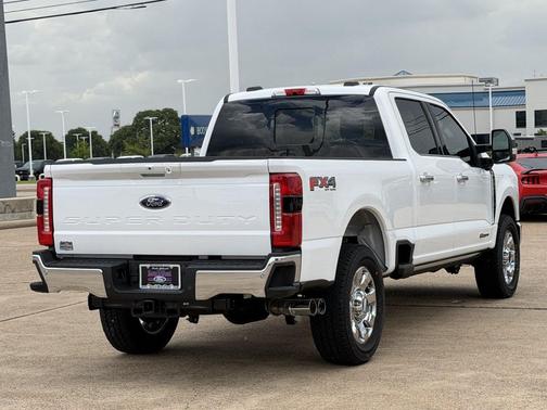 Oxford White 2025 Ford F-250 Lariat