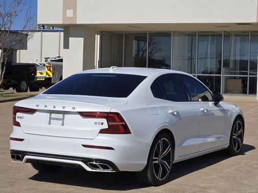 2022 Volvo S60 B5 R-Design