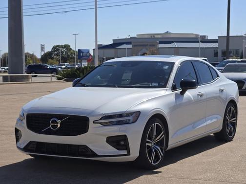 2022 Volvo S60 B5 R-Design