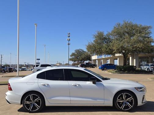 2022 Volvo S60 B5 R-Design