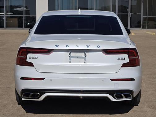 2022 Volvo S60 B5 R-Design