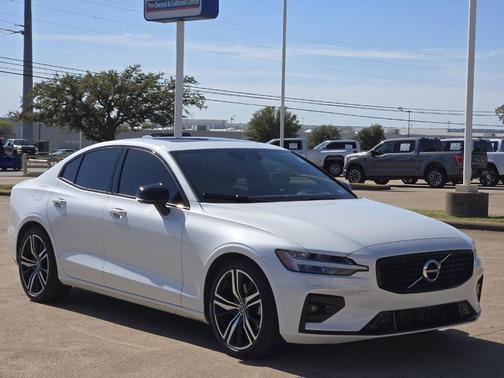 2022 Volvo S60 B5 R-Design