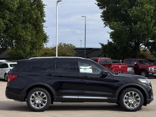 Agate Black Metallic 2026 Ford Explorer Platinum