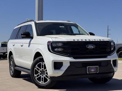 Star White Metallic Tri-Coat 2026 Ford Expedition Active