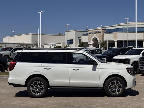 Star White Metallic Tri-Coat 2026 Ford Expedition Active