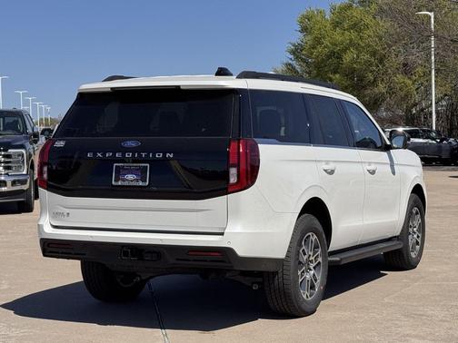 Star White Metallic Tri-Coat 2026 Ford Expedition Active