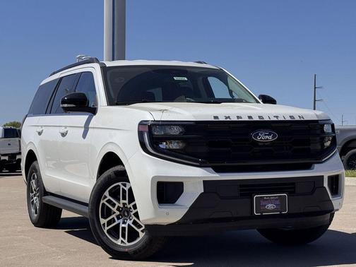 Star White Metallic Tri-Coat 2026 Ford Expedition Active