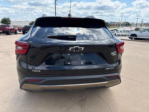 Mosaic Black Metallic 2025 Chevrolet Trax ACTIV