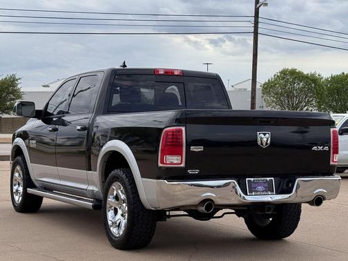Brilliant Black Crystal Pearlcoat 2017 RAM 1500 Laramie