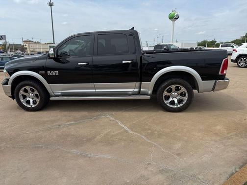Brilliant Black Crystal Pearlcoat 2017 RAM 1500 Laramie