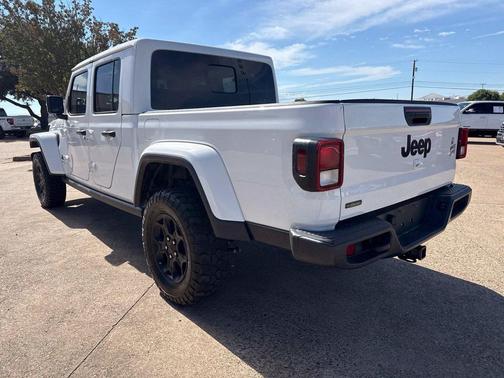 Bright White Clearcoat 2023 Jeep Gladiator Willys