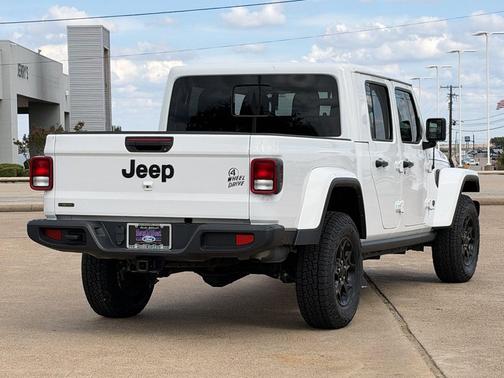 Bright White Clearcoat 2023 Jeep Gladiator Willys
