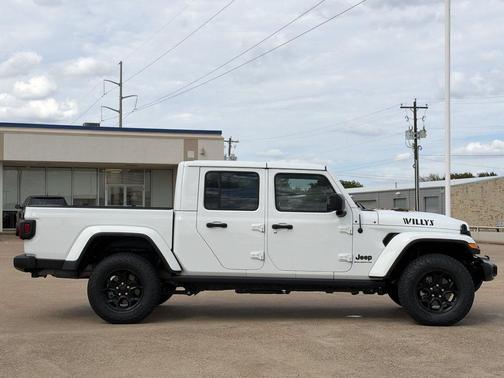 Bright White Clearcoat 2023 Jeep Gladiator Willys