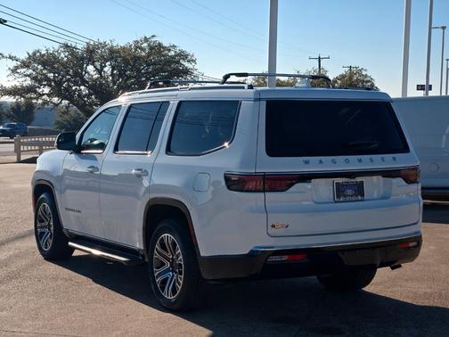 2023 Jeep Wagoneer Base