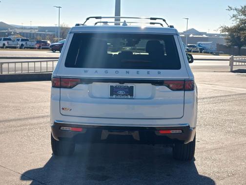 2023 Jeep Wagoneer Base