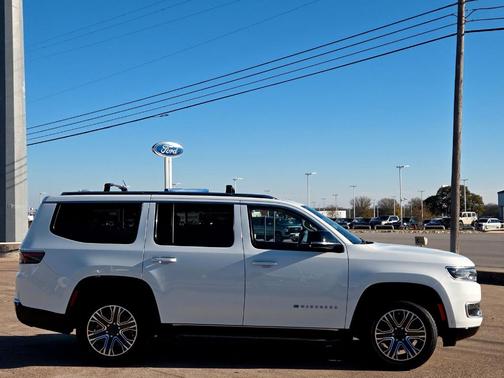 2023 Jeep Wagoneer Base