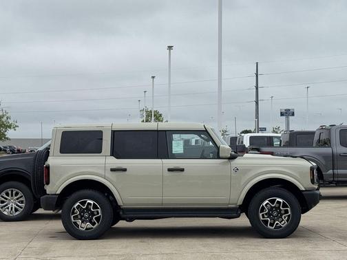 DESERT SAND 2026 Ford Bronco Outer Banks