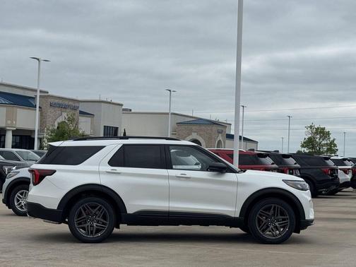 Star White Metallic Tri-Coat 2026 Ford Explorer ST
