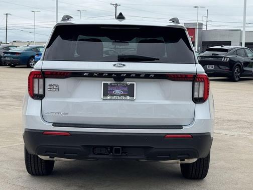 Star White Metallic Tri-Coat 2026 Ford Explorer Active