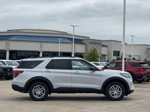 Star White Metallic Tri-Coat 2026 Ford Explorer Active