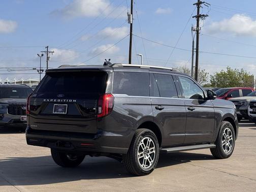 Dark Matter Gray Metallic 2026 Ford Expedition Active