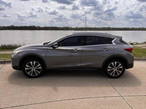 2017 INFINITI QX30 Premium