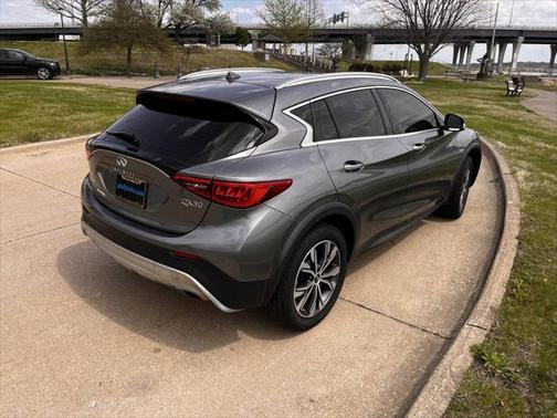 2017 INFINITI QX30 Premium