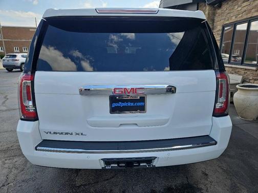 White 2017 GMC Yukon XL Denali
