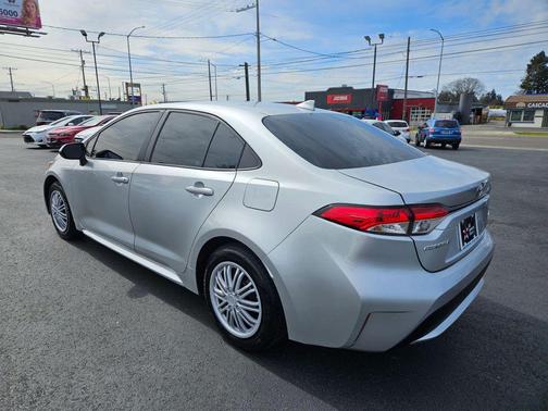Classic Silver Metallic 2021 Toyota Corolla LE