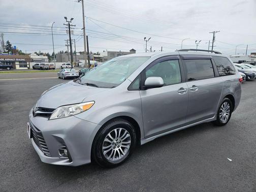 Silver Sky Metallic 2018 Toyota Sienna XLE