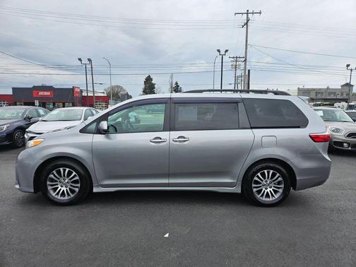 Silver Sky Metallic 2018 Toyota Sienna XLE