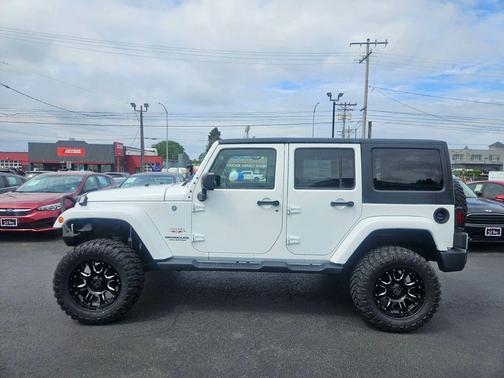 Bright White 2017 Jeep Wrangler Unlimited Sahara